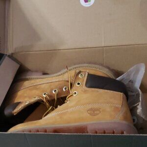 Timberland Waterproof Junior's SIZE 4 Boots (with beat up box)
